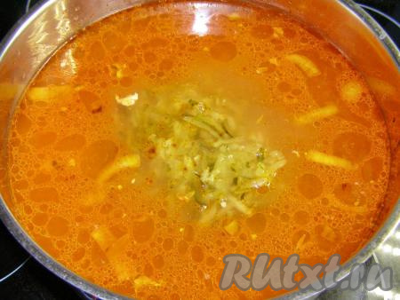 Когда картофель с рисом сварятся, выкладываем в кастрюлю обжаренные лук с морковью, затем добавляем кусочки курицы и натёртые огурцы. Вливаем рассол и снова доводим до кипения. Рассольник с курицей и рисом пробуем на соль, если её недостаточно, можно немного подсолить. После закипания снимаем кастрюлю с огня.