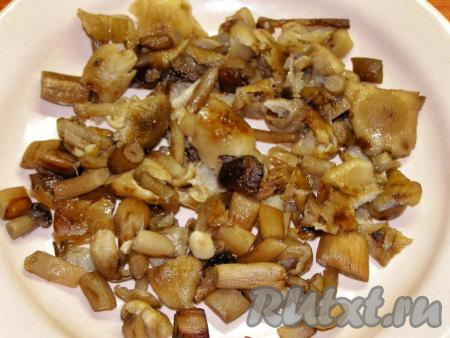 Если вы готовите блюдо со свежими лесными грибами, тогда их нужно перебрать и отварить в подсоленной воде в течение минут 15-20 с момента закипания. Если готовите с шампиньонами, просто промойте их водой. Если готовите с замороженными грибами (я готовила с замороженными опятами), тогда промойте их под прохладной водой и обсушите на полотенце.