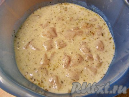 Перекладываем кусочки куриного филе в сливки, перемешиваем и убираем, примерно, минут на 30 в прохладное место.