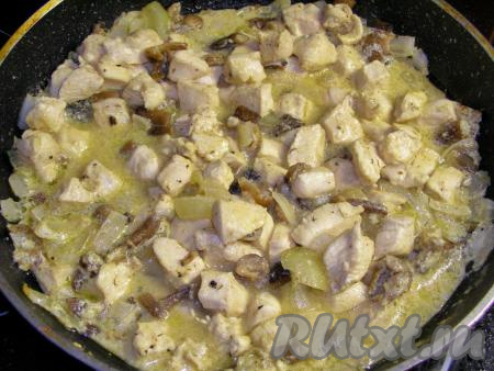 Когда сливочный соус закипит, накрываем сковороду крышкой, уменьшаем огонь до минимального и тушим куриное филе с грибами, изредка перемешивая, минут 15 (до готовности).
