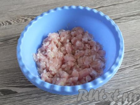 В миске смешайте нарезанное куриное филе с измельчённым луком, отставьте в сторону.