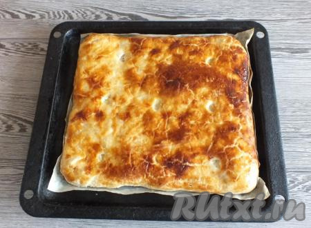 По истечении времени достаньте противень из духовки. Пирог будет покрыт румяной корочкой. Слегка охладите выпечку и перенесите на доску или блюдо.