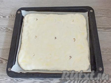 Накройте вторым раскатанным пластом, соедините края и подогните вниз. Смажьте верх курника яичным желтком, сделайте на поверхности теста несколько проколов. Выпекайте курник из слоёного теста с картошкой и курицей в разогретой до 190 градусов духовке минут 45. Учитывайте особенности своей духовки!