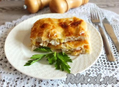 Нарежьте пирог порционно и подайте к столу. Тесто у курника будет тоненьким, оно идеально сочетается с большим количеством сочной начинки. От кусочка такого пирога мало&nbsp;кто откажется. Обязательно испеките курник из слоёного теста с картошкой и курицей и насладитесь его насыщенным вкусом!