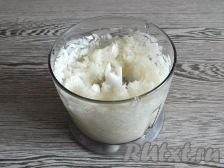 Перед тем как начать готовить курник, достаньте тесто из морозилки и разморозьте (лучше всего достать тесто из морозилки накануне и положить его оттаивать на нижнюю полку холодильника). Когда тесто разморозится, можно заняться начинкой для курника. Очистите лук и измельчите (удобно это сделать в блендере).