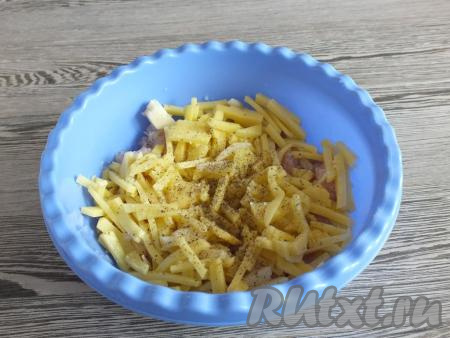 Добавьте картофель в миску с куриным филе и луком, посолите и поперчите по вкусу.