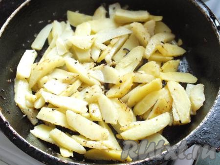 На сковороду, в которой обжаривалось мясо, переложите картофель. На огне чуть ниже среднего обжаривайте картошку до готовности, иногда перемешивая (мне хватило 10 минут).