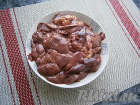 Куриную печень промыть, обсушить и разрезать на 2-4 части.