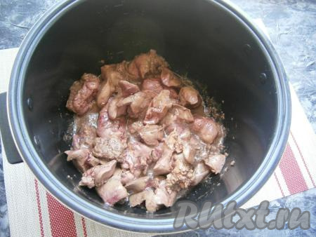 2 столовые ложки растительного масла влить в чашу мультиварки и на 20 минут выставить программу "Жарка". Выложить куриную печень, обжарить её в течение 10 минут, периодически перемешивая.