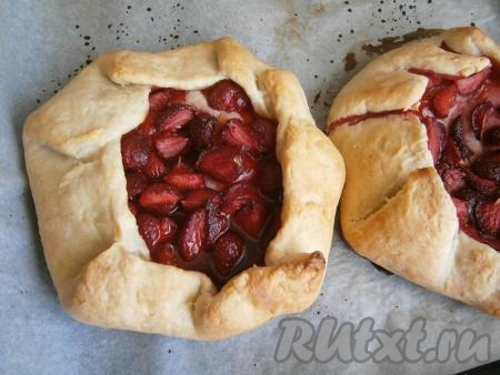 Выпекать творожные галеты с клубникой около 30 минут (до румяности) в духовке, разогретой до 180 градусов.