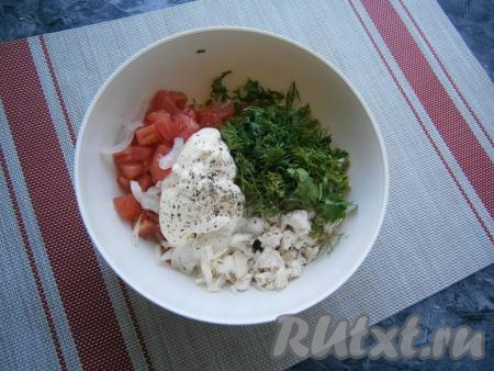 Добавить майонез (можно заменить на несладкий йогурт или сметану), соль и  молотый чёрный перец по вкусу.