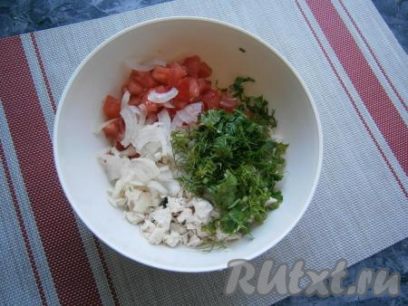 Зелень петрушки и укропа измельчить, добавить зелень в салат вместе с очищенным и нарезанным на тонкие четвертинки&nbsp;репчатым луком.