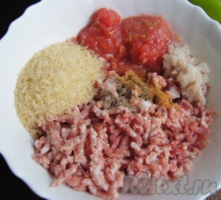 Рис промыть водой, лишней воде дать стечь, отваривать рис не нужно. Мясо (у меня - свинина) промыть водой, обсушить. Мясо, очищенную луковицу и помидоры пропустить через мясорубку, добавить сырой рис, специи (в качеств специй я использовала чёрный молотый перец и 1 чайную ложку зиры),&nbsp;соль и тщательно перемешать получившийся фарш.