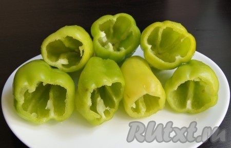 Болгарский перец вымыть, срезать плодоножку и очистить от семян. Хорошо промыть перцы водой.