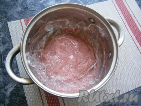 Хорошенько перемешать венчиком, соединив масло с густой смесью. Дать массе остыть до комнатной температуры (периодически перемешивать, чтобы не образовалась корочка сверху). Накрыть плёнкой встык (плёнка должна касаться массы) и поместить кастрюлю в холодильник на 30 минут.