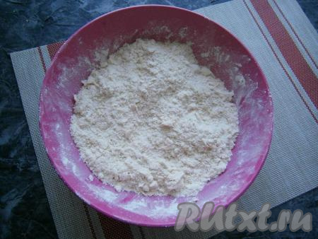 Перетереть руками получившуюся смесь в мелкую крошку.