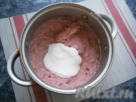 Кастрюлю с охлаждённой клубничной массой достать из холодильника, немного взбить миксером, добавить в несколько этапов взбитые сливки, продолжая работу миксером.