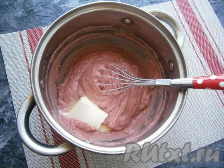 Поставить кастрюлю на небольшой огонь и при постоянном помешивании довести смесь до кипения, а затем варить, не прекращая помешивать, несколько минут до загустения. Консистенция получится похожей на очень густой кисель, снять с огня. Добавить сразу сливочное масло.