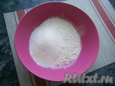 Приготовить песочную крошку, для этого к просеянной муке добавить сахар и соль, перемешать.