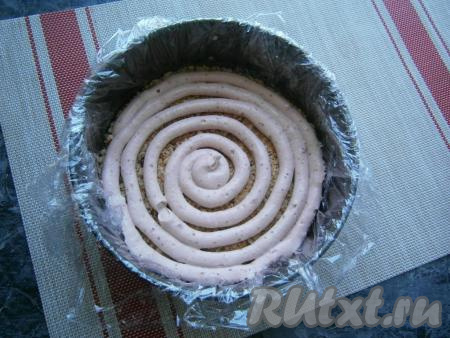 Крем очень удобно выдавливать из мешка по спирали.