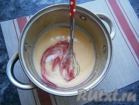 Снова тщательно смесь перемешать и перелить в кастрюлю с толстым дном, добавить клубничное пюре и лимонную кислоту.