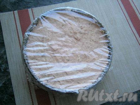 Накрыть форму пищевой плёнкой, оставить при комнатной температуре на 30-40 минут, после чего отправить клубничный торт в морозилку на 4-5 часов.