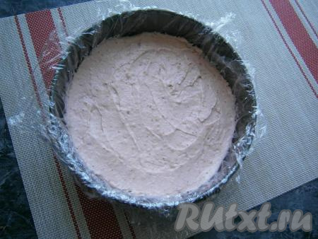 А затем разровнять крем аккуратно ложкой. Далее высыпать ровным слоем вторую часть крошки, снова смазать кремом, продолжить формировать торт, чередуя крошку и крем. Сверху должен быть крем, итого должно получиться 5 слоёв.