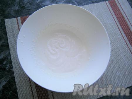 Холодные сливки жирностью не менее 33% взбить миксером до мягких пиков (слишком взбивать не нужно, консистенция густой сметаны подойдёт).