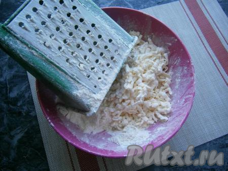 Прямо в мучную смесь натереть на крупной тёрке холодное сливочное масло.