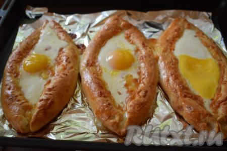 Наши хачапури "Лодочки" с сыром и яйцом готовы. По желанию, можно посыпать их мелко рубленным зелёным луком.