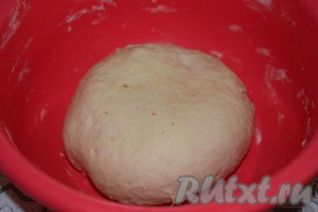 Вымешиваем тесто около 8-10 минут. По консистенции тесто должно получиться гладким, лёгким и мягким, не липнущим к рукам. Накрываем миску с тестом плёнкой и оставляем в тёплом месте на расстойку, примерно, на 1 час.
