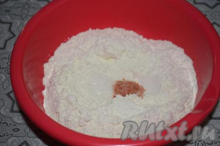 Для замешивания теста всыпаем в миску муку, кладём сахар, соль (у меня чесночная соль) и перемешиваем между собой, мучная смесь должна стать однородной.