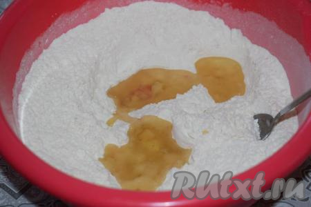 Добавляем к мучной смеси растительное масло и перемешиваем.