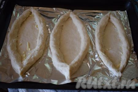 На противень, застеленный фольгой (или пергаментом), выкладываем подготовленные лодочки.