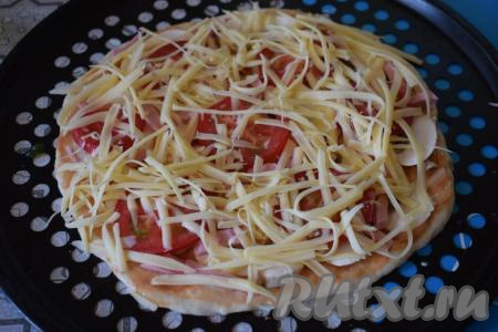 Я приготовила 3 хачапури и по просьбе сына из четвёртого кусочка теста сделала пиццу.