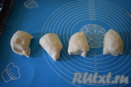 Выкладываем тесто на стол и делим его на 4 равных кусочка.