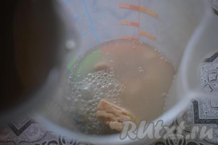 Сырые прессованные дрожжи размешиваем в тёплой воде (температура воды не выше 40 градусов)&nbsp;и даём постоять минут 8-10, чтобы дрожжи активировались. Если вы используете сухие дрожжи, то просто добавьте их к мучной смеси и влейте тёплую воду.