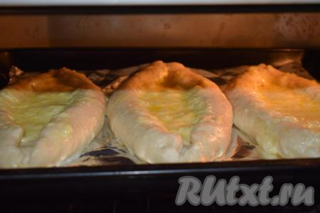 Отправляем хачапури в разогретую духовку и выпекаем при температуре 180 градусов, примерно, 15-20 минут.