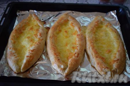 Достаём слегка подрумянившиеся хачапури из духовки.