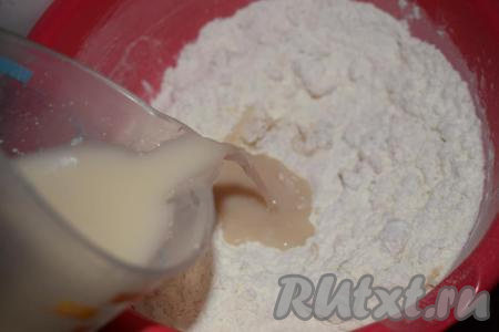 Вливаем воду с дрожжами в миску к тесту и приступаем к&nbsp;замесу.