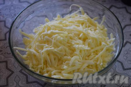 Пока подходит тесто, приготовим начинку, для этого сыр сулугуни натрём на крупной тёрке и добавим к сыру холодную кипячёную воду. Перемешаем сыр с водой, если надо, подсолим сыр по вкусу, наша начинка для аджарских хачапури готова.