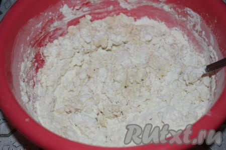 Сначала замешиваем тесто при помощи ложки, а когда тесто начнет сворачиваться в ком, то переходим к замесу руками.