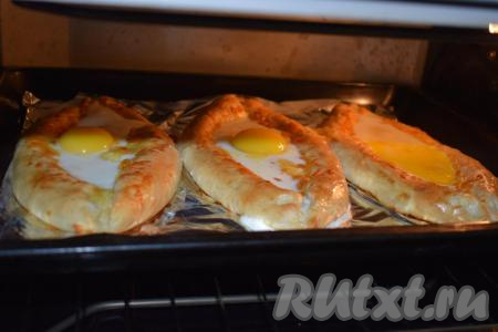 Отправляем наши аджарские хачапури "Лодочки" с яйцом в духовку и запекаем ещё 8-10 минут (до схватывания белка, желток должен остаться жидким).