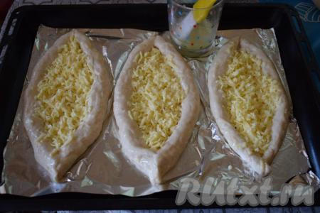 Далее заполняем сыром всю поверхность хачапури. 1 маленькое куриное (или перепелиное) яйцо взбиваем вилкой, а затем при помощи кулинарной кисти смазываем тесто яичной смесью. Я приготовила 3 хачапури и по просьбе сына из четвёртого кусочка теста сделала пиццу, в рецепте же даны ингредиенты на 4 аджарских хачапури "Лодочки"!