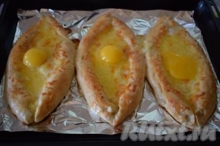 В середину каждой лодочки аккуратно выкладываем по 1 яйцу, стараясь не повредить желток.