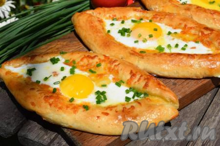 Далее вилкой размешиваем яйцо с сыром и, отламывая кусочек теста от лодочки, макаем его в сочную начинку, приступаем к трапезе.