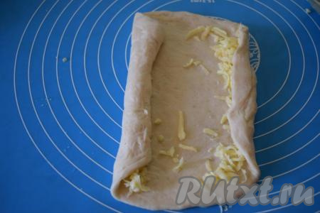 Сворачиваем тесто с двух сторон, накрывая сыр по краям нашего хачапури.