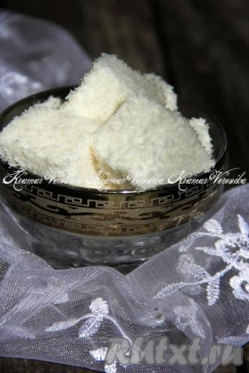 Вот такое воздушное лакомство получилось. Еле сфотографировала, маленькие ручки тянулись к сладостям! Маршмеллоу, приготовленное с добавлением желатина в домашних условиях, получается в меру сладким и очень вкусным, оно несомненно понравится и детишкам, и взрослым!