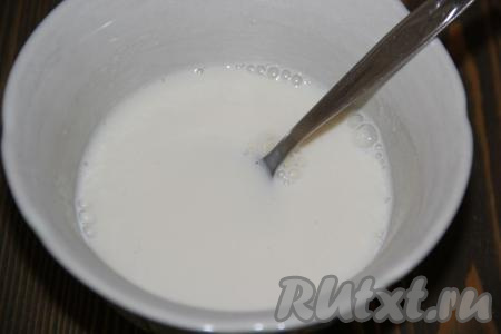 Желатин прогреть в микроволновке в течение 30 секунд и перемешать. Если не все крупинки растворились, поставить ещё на 30 секунд в микроволновку и снова перемешать. Желатиновая масса должна стать тёплой и однородной.