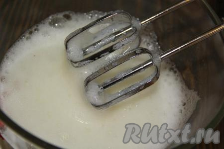 Взбить белки миксером в пышную пену.